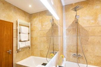 Hotel Rheinischer Hof - Kylpyhuone