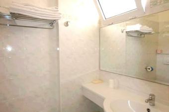 Hotel Gaudia - Bathroom