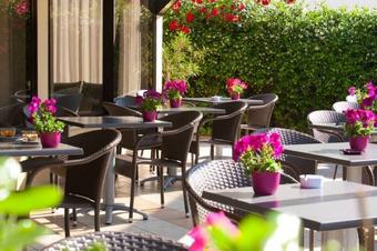 Hotel Gaudia - Bar con tavolini all' aperto