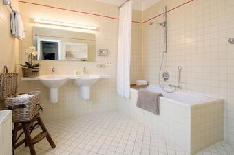 Carlstadt Suites - Bathroom