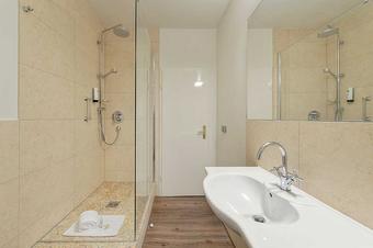 Carlstadt Suites - Bathroom