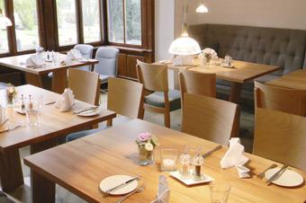 Hotel Landgut Burg - 早餐室