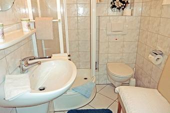 Landhaus Heide Romantisches Heidehotel Garni Nichtraucher - Bathroom