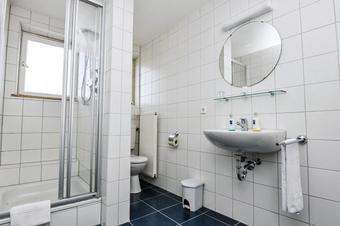 Hotel Garni Metzingen - Bathroom