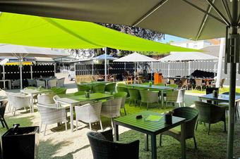 Ziegenbruch's Hotel & Gastronomie - Uteservering med &ouml;lutsk&auml;nkning