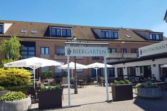 Komfort Hotel Großbeeren - Bar con tavolini all' aperto