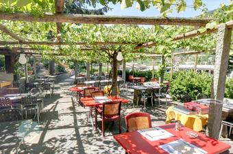 Ristorante Albergo Grotto Serta - Bar con tavolini all' aperto
