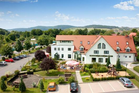 Hotel Zum Kloster · Restaurant · Tagungsstätte · Bowling - Vista al exterior
