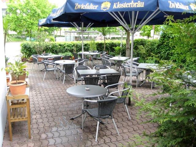 Gasthof Schwarzer Adler - Bar con tavolini all' aperto
